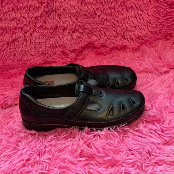 SAS Roamer black leather Velcro closure leather Mary Janes USA made size 8.5 - Picture 2 of 10